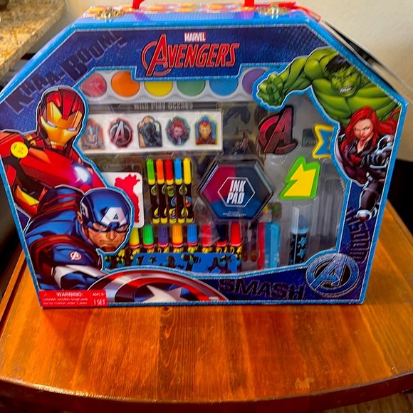 Marvel Avengers Art Case - Blue, Red, and Black - Picture 2 of 7